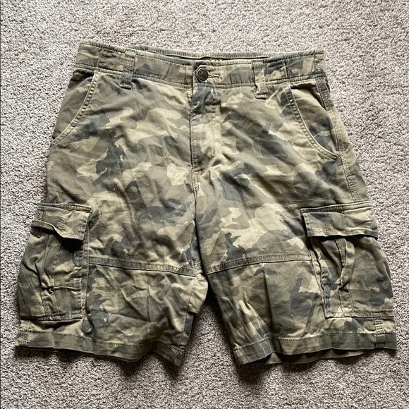 2/$15 Lee performance series, extreme motion, camouflage Cargo Shorts size 30 - Picture 1 of 7